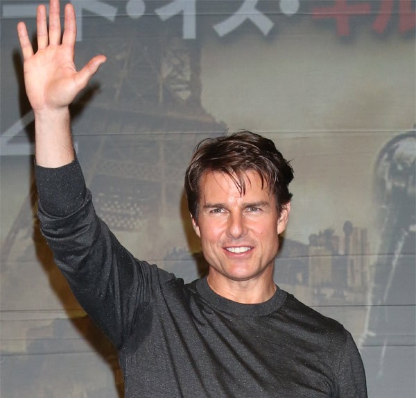 Vẻ đẹp trai của Tom Cruise cũng không khiến fan chú ý bằng vùng "cánh" bị viêm khi anh tham gia một sự kiện.